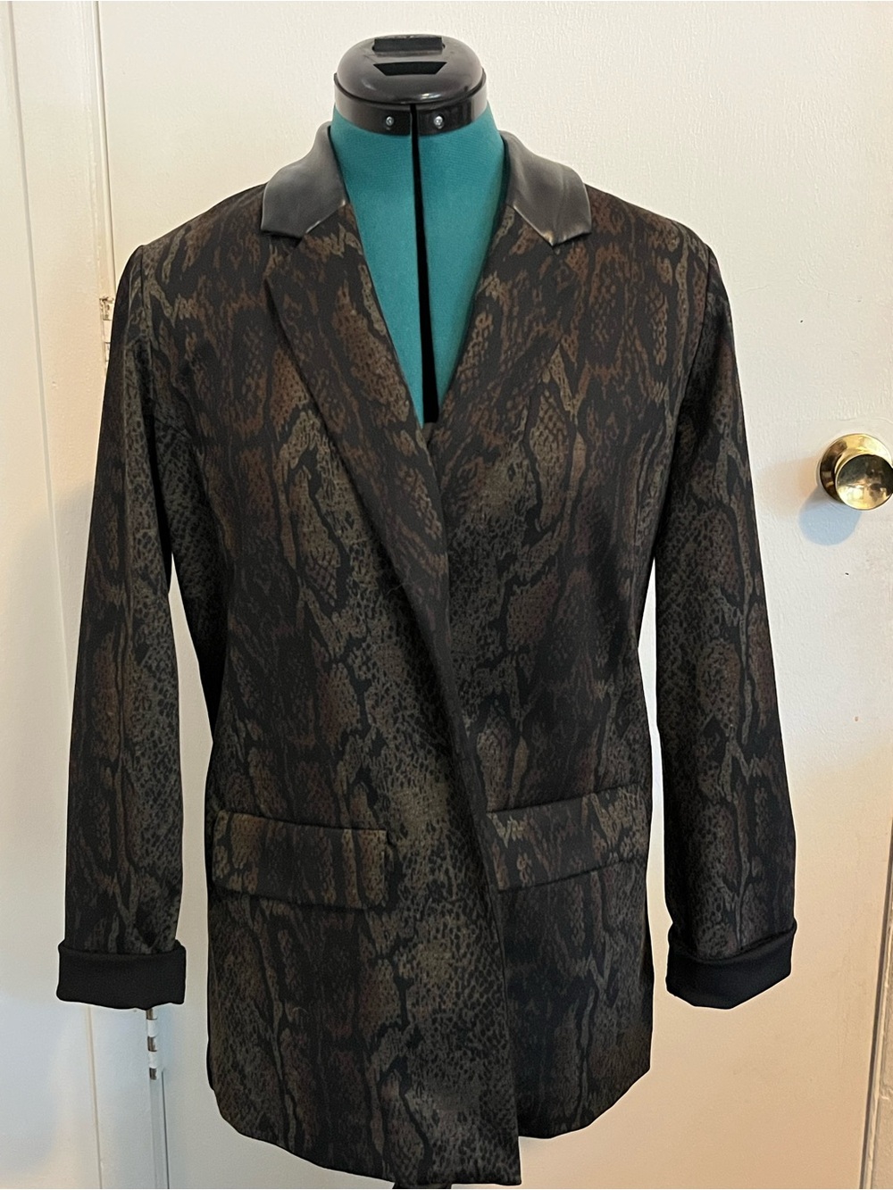 Liverpool Women's Black and Brown Snake-Print Blazer